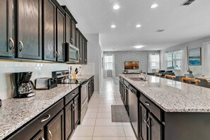 ثلاجة، ميكروويف، فرن، موقد طهي مسطح