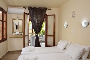 Double Room, Balcony (manos no:3)