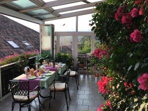 Café da manhã com buffet grátis todos os dias