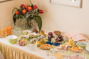 Free daily buffet breakfast - Ansitz Wendelstein (Appiano Sulla Strada del Vino)