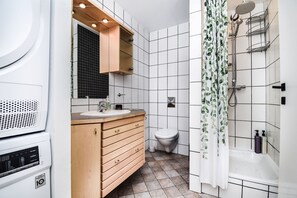 City-Apartment, 2 Schlafzimmer | Badezimmer | Dusche, Handtücher