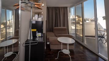 Værelse til 3 personer - balkon (4) | Opholdsområde | 32-tommers fladskærms-tv med kabelkanaler, tv