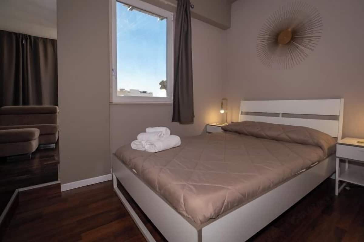 Premium bedding, down comforters, desk, laptop workspace