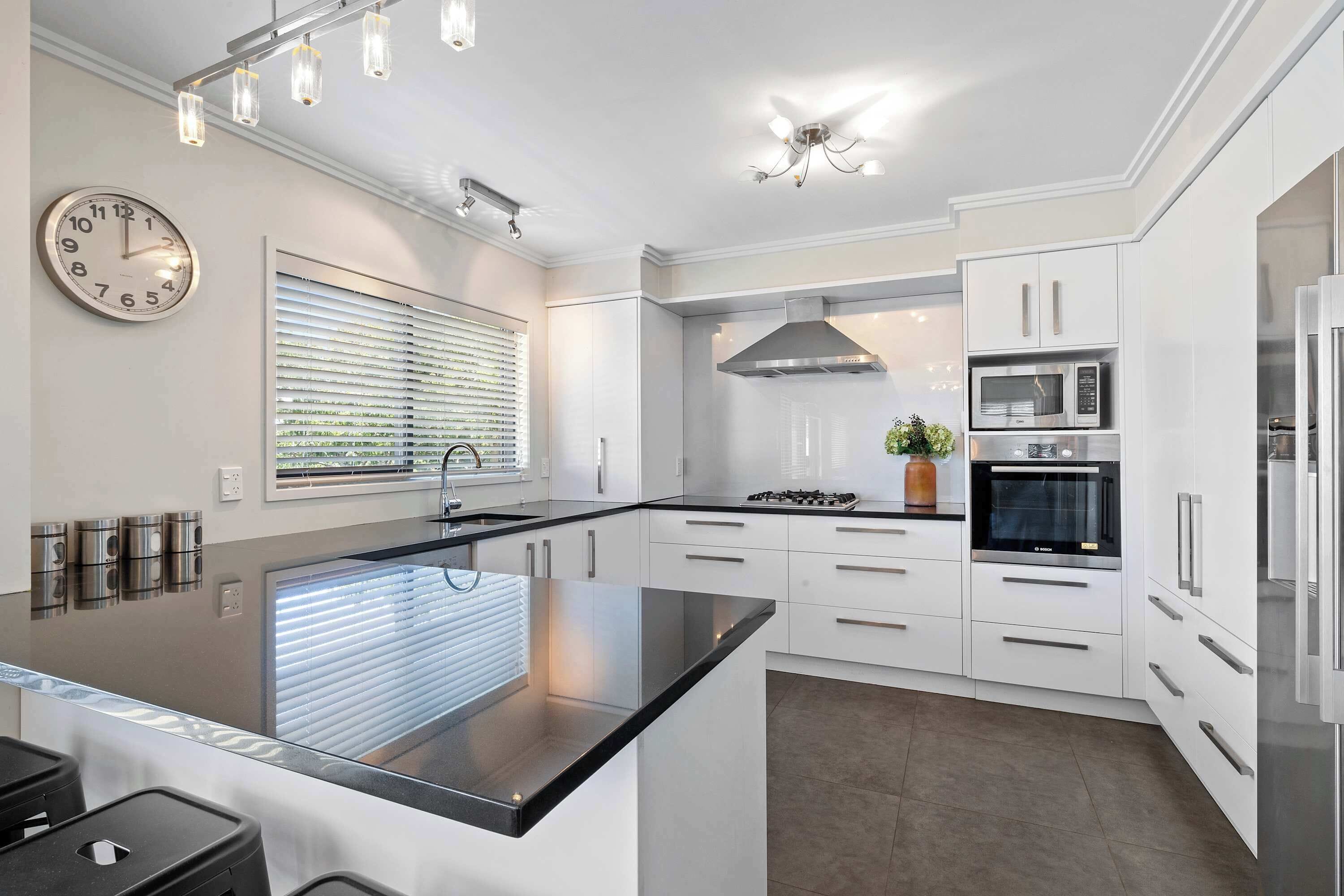 Een koelkast, een microgolfoven, een oven, een vaatwasser