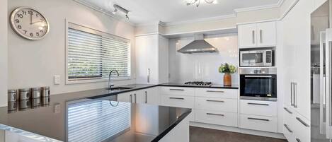 Kühlschrank, Mikrowelle, Ofen, Geschirrspüler