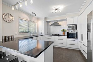 ثلاجة، ميكروويف، فرن، غسالة أطباق