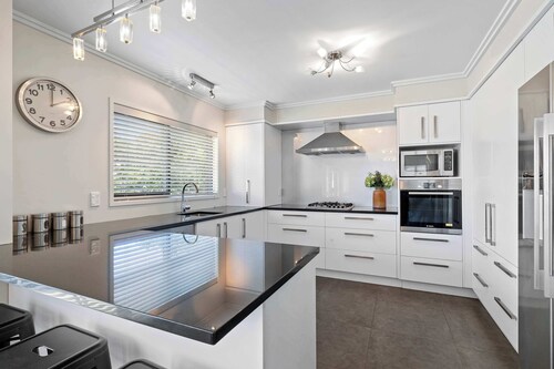 Stylish Apartment by Scenic Coastal Walkway