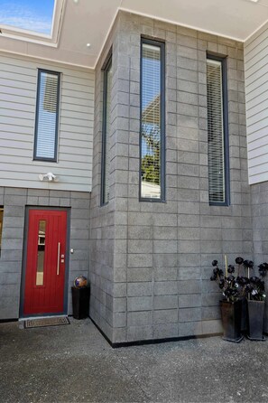 Exterior detail - Seven by the Sea in New Plymouth (New Plymouth)