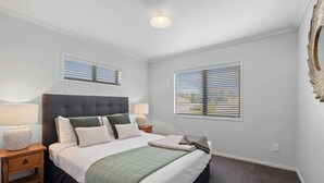 3 bedrooms, iron/ironing board, WiFi - Seven by the Sea in New Plymouth (New Plymouth)