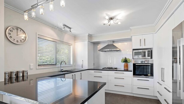 Fridge, microwave, oven, dishwasher - Seven by the Sea in New Plymouth (New Plymouth)