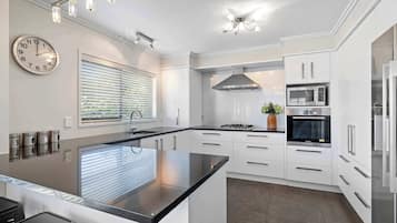 Kühlschrank, Mikrowelle, Ofen, Geschirrspüler