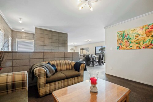 Stylish Apartment by Scenic Coastal Walkway