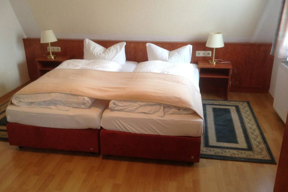 Memory foam-madrasser, arbetsyta för laptop, gratis wi-fi och sängkläder