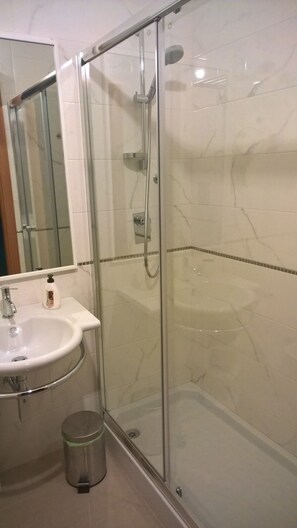 Shower, free toiletries, hair dryer, bidet - B&B Levantino (Bari)