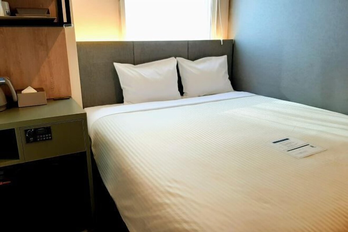 In-room safe, WiFi (free), bed sheets