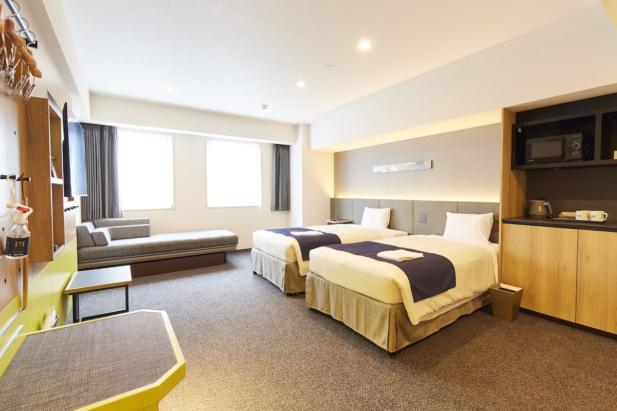Family Room, Non Smoking | In-room safe, free WiFi, bed sheets