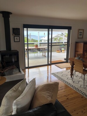 Smart TV, fireplace, books, stereo - DRIFTWOOD SEVENTEEN BOOROO (Pambula Beach)