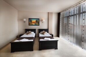 Ropa de cama hipoalergénica, muebles diferentes y escritorio