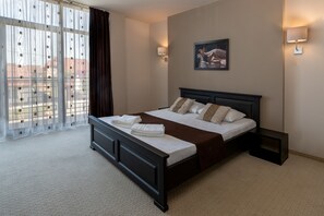 Standard-Doppel- oder -Zweibettzimmer, 1 Queen-Bett, Nichtraucher, Gartenblick | Allergikerbettwaren, individuell eingerichtet, Schreibtisch