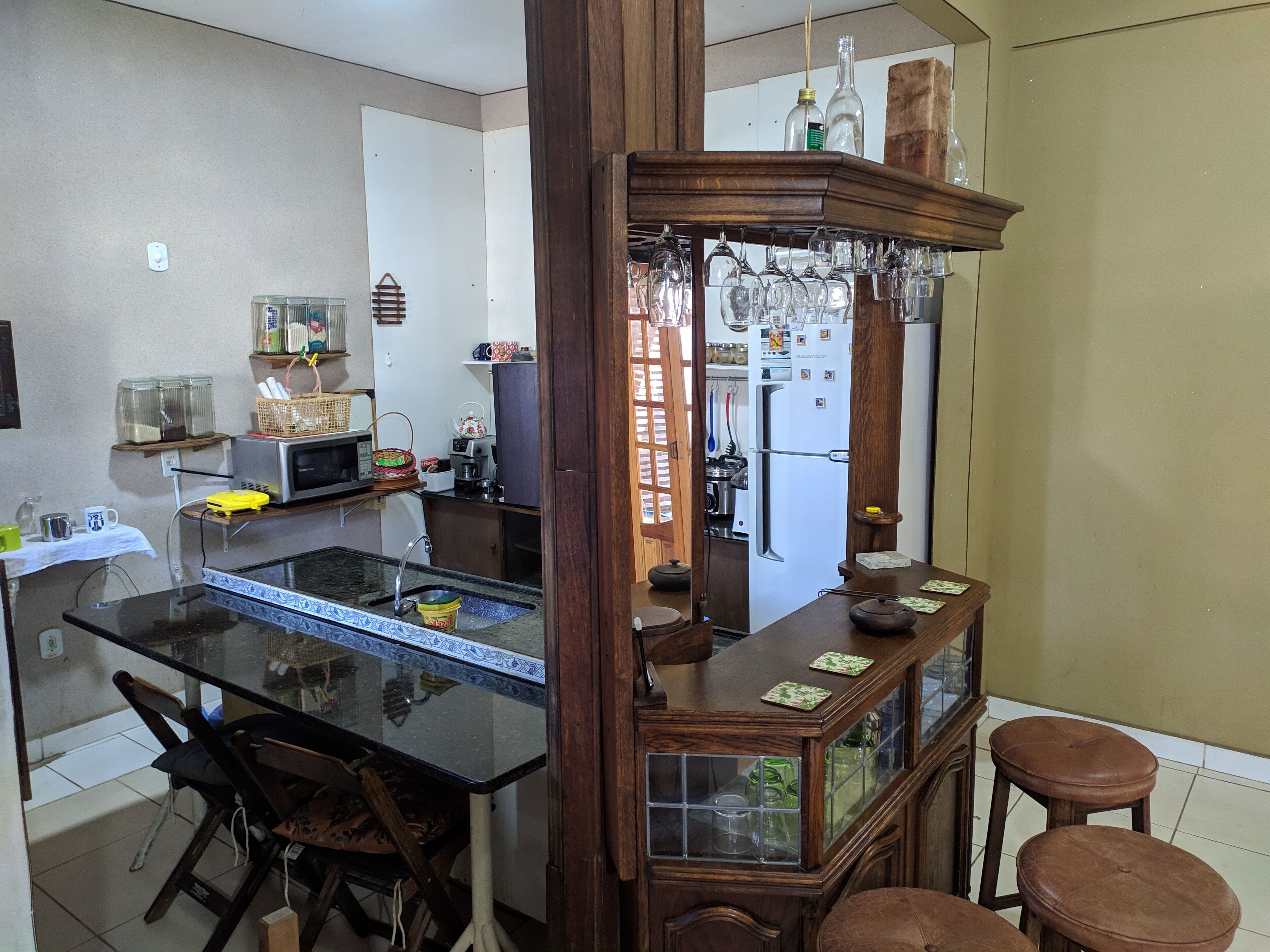 Kühlschrank, Mikrowelle, Herdplatte, Wasserkocher mit Kaffee-/Teezubehör