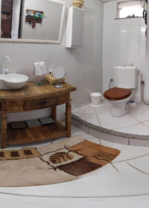 Bañera con ducha, bidet, toallas, jabón