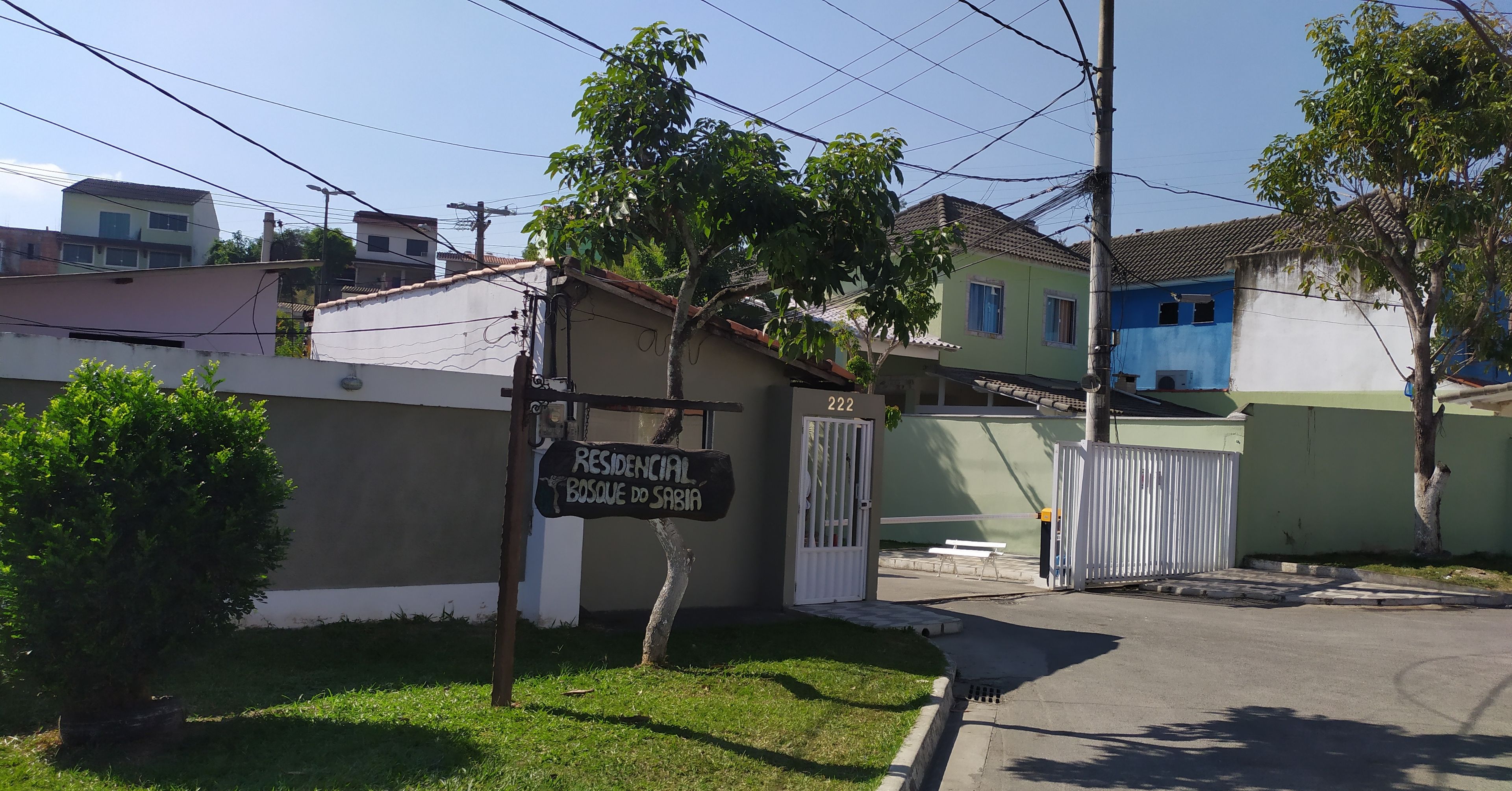 Um imóvel residencial com uma placa indicando 'Residencial Bosque do Sabia'.