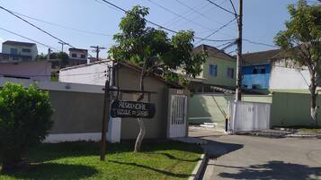 Um imóvel residencial com uma placa indicando 'Residencial Bosque do Sabia'.