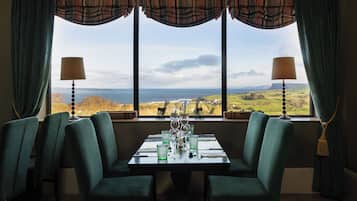 Déjeuner et dîner servis sur place, vue sur la mer