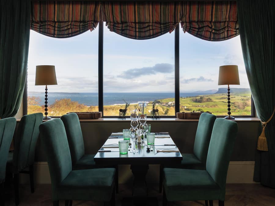 Dîner et souper servis sur place, vue sur la mer