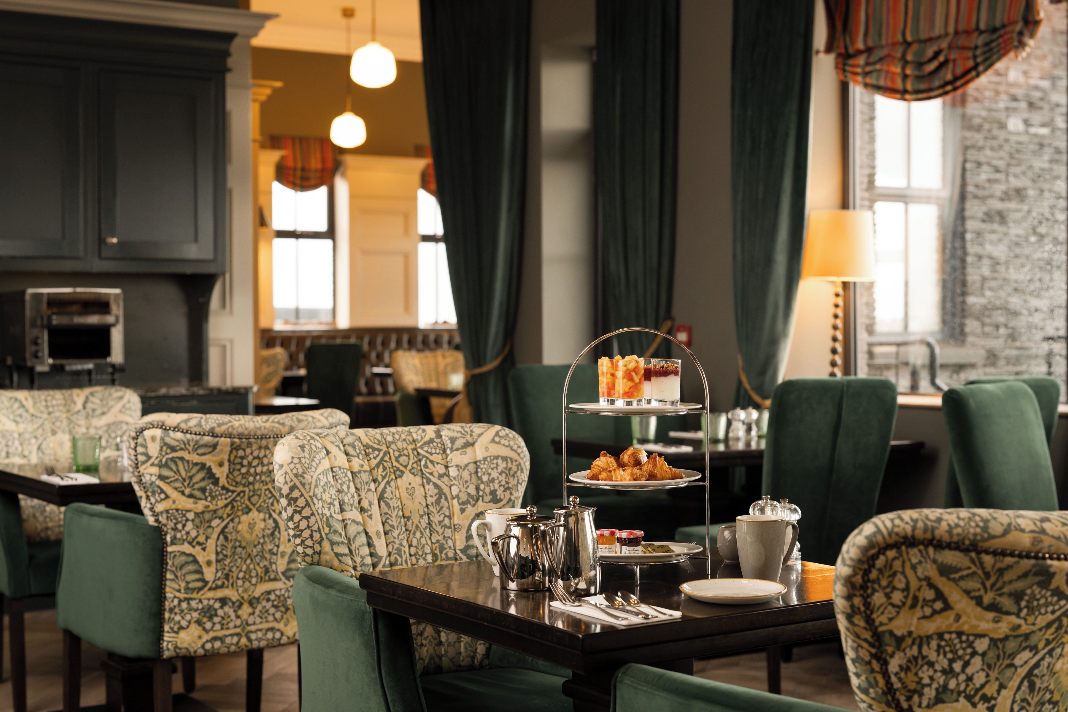 free daily full breakfast