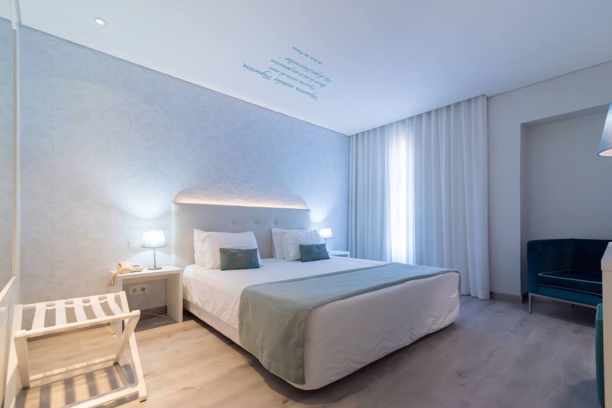 Cortinas opacas, sistema de insonorización, wifi gratis y ropa de cama