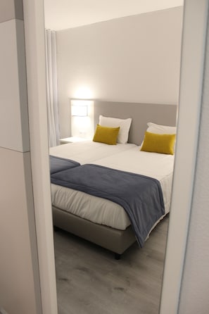 Cortinas opacas, sistema de insonorización, wifi gratis y ropa de cama