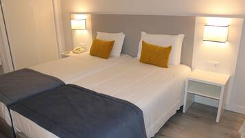 Cortinas opacas, sistema de insonorización, wifi gratis y ropa de cama