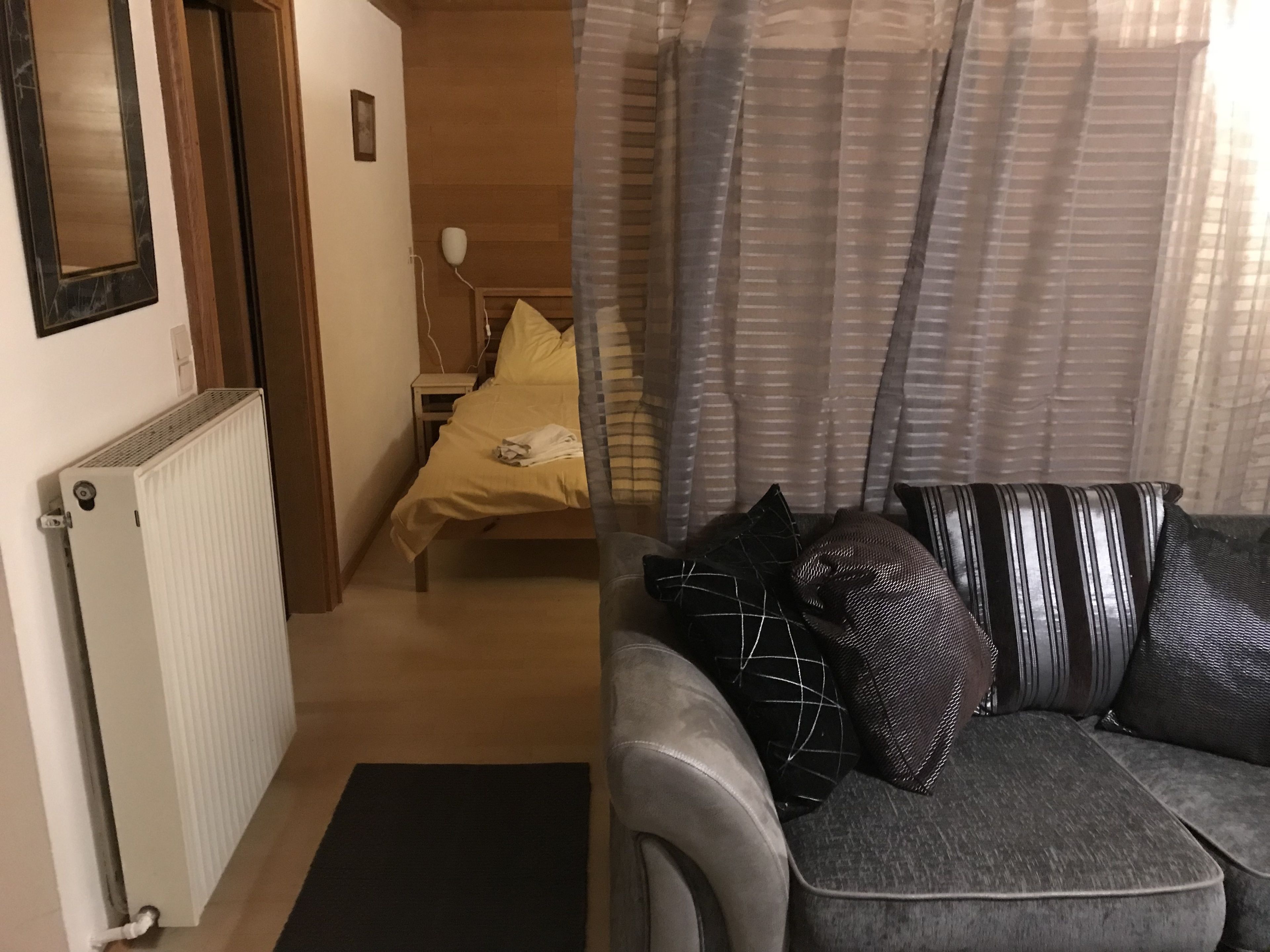 Familienapartment, 1 Schlafzimmer (Marille) | Wohnbereich | Flachbildfernseher, Tischtennisplatte