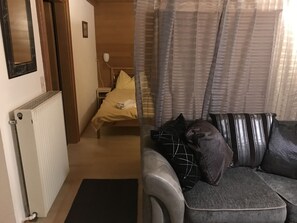 Familie appartement, 1 slaapkamer (Marille) | Woonruimte | Een flatscreentelevisie en een tafeltennistafel