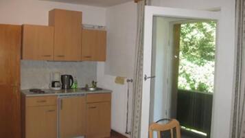Familienapartment (Enzian) | Eigene Küche | Kühlschrank, Mikrowelle, Ofen, Herdplatte