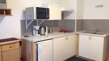 Apartemen Standar (Zirbe) | Dapur pribadi | Lemari es, microwave, oven, dan kompor