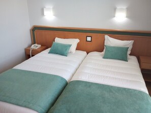 Blackout curtains, free cots/infant beds, rollaway beds, bed sheets - Costa de Prata Hotel & Spa (Figueira da Foz)