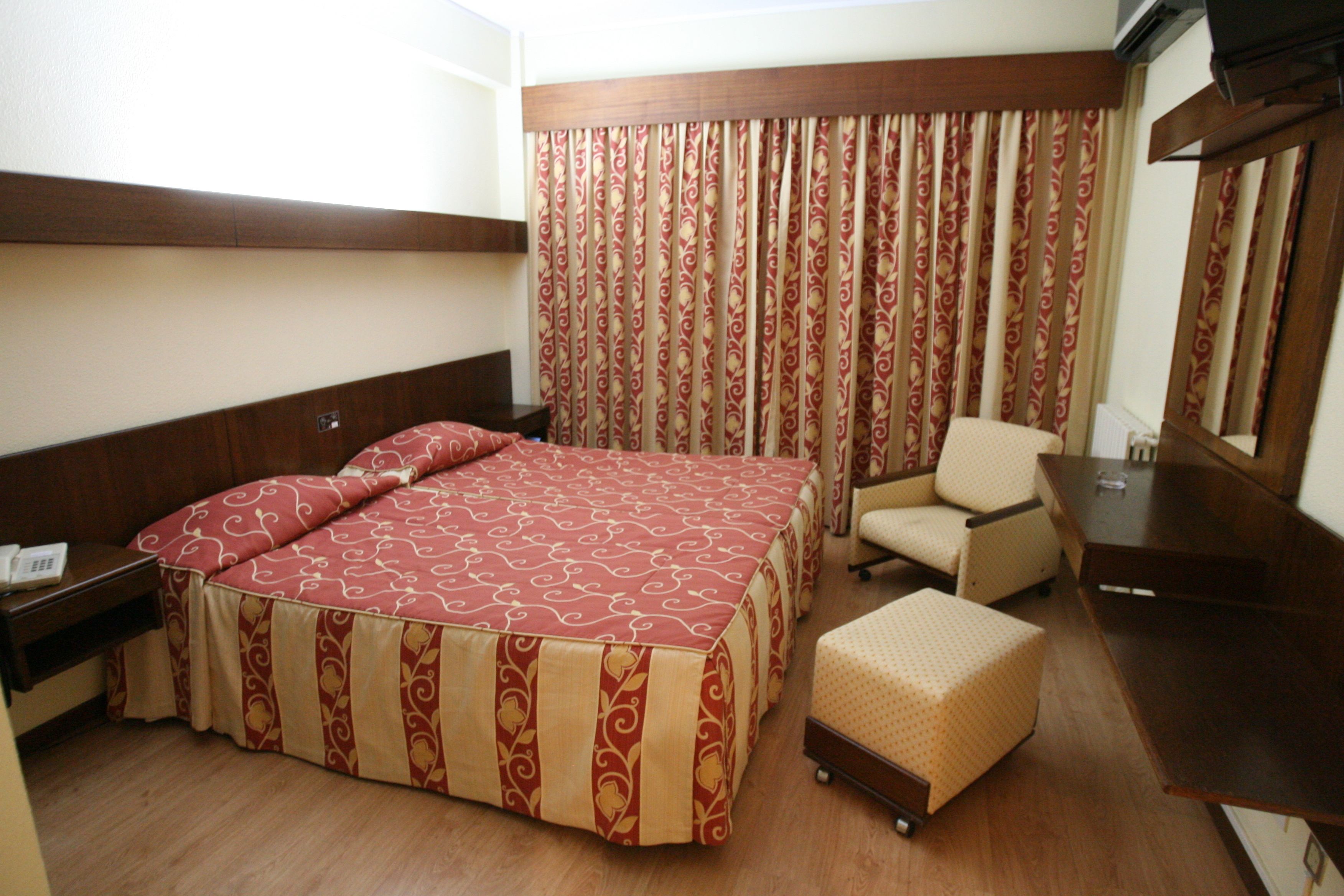 1 bedroom, blackout curtains, free cots/infant beds, rollaway beds