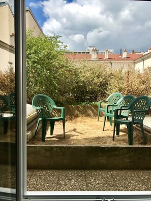 المنطقة المحيطة بالمنشأة