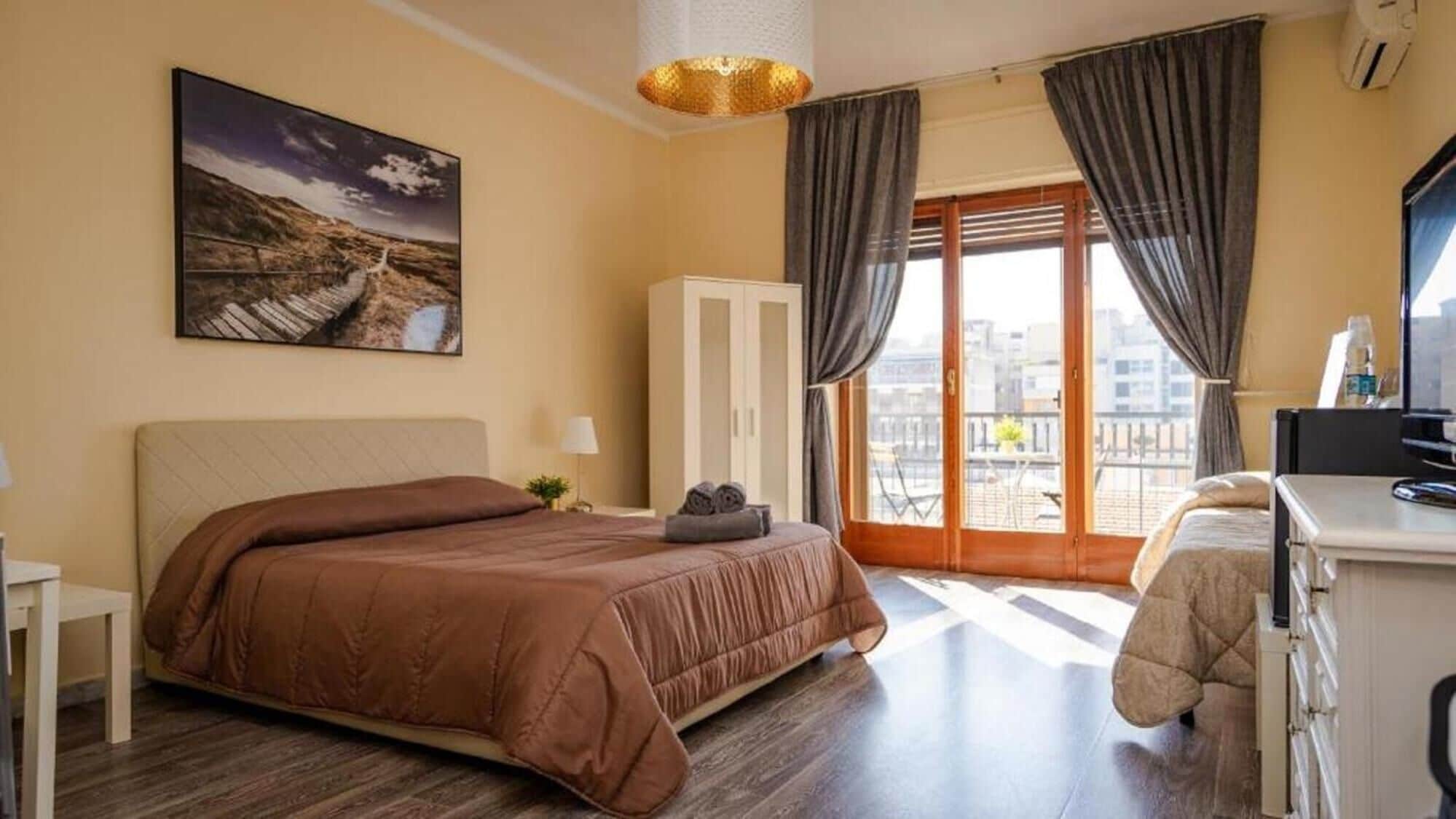 Sengetøy av topp kvalitet, dundyner, memory foam-senger og minibar