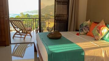 Apartemen, 1 kamar tidur, pemandangan laut | 1 kamar tidur, brankas, setrika/meja setrika, dan seprai linen