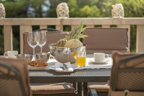A table set with a bowl of fruits, two wine glasses, a cup, and a glass of juice. - Luxury Villas Stari Grad (Stari Grad)