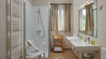 Villa Medium | Banheiro | Secador de cabelo, toalhas de banho, sabonete, papel higiênico