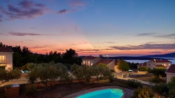 Piscina externa, guarda-sóis, espreguiçadeiras