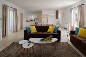 Villa Medium | Wohnbereich | Flachbildfernseher