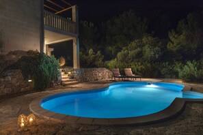 Piscine extérieure, parasols de plage, chaises longues