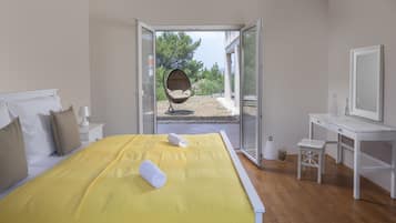 Villa Large | Cofres nos quartos, escrivaninha, cortinas blackout