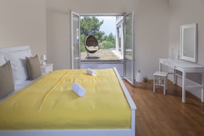 Villa | Een kluis op de kamer, een bureau, verduisterende gordijnen
