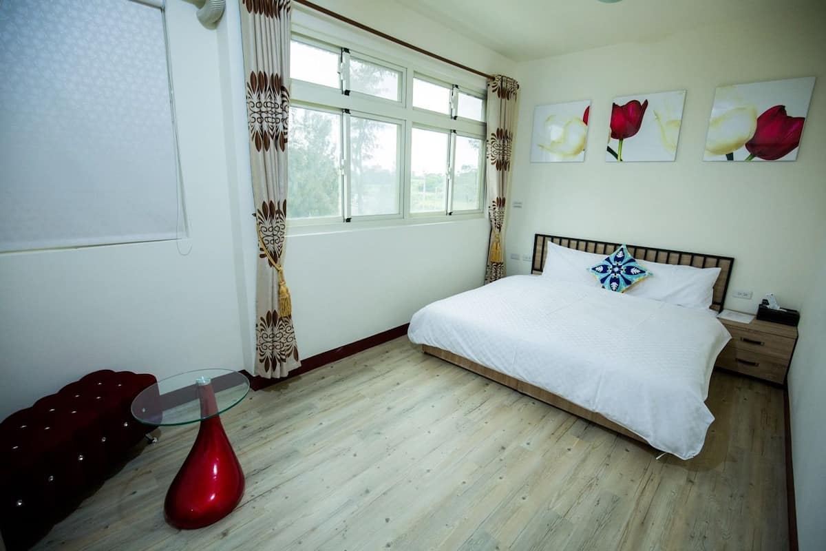Cortinas blackout, wifi gratis y ropa de cama